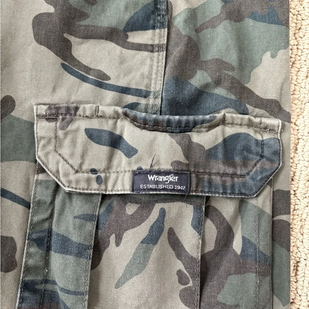 Wrangler Cargo Shorts Men's Size 46 Relaxed Fit Green Camouflage Work Army Camo
